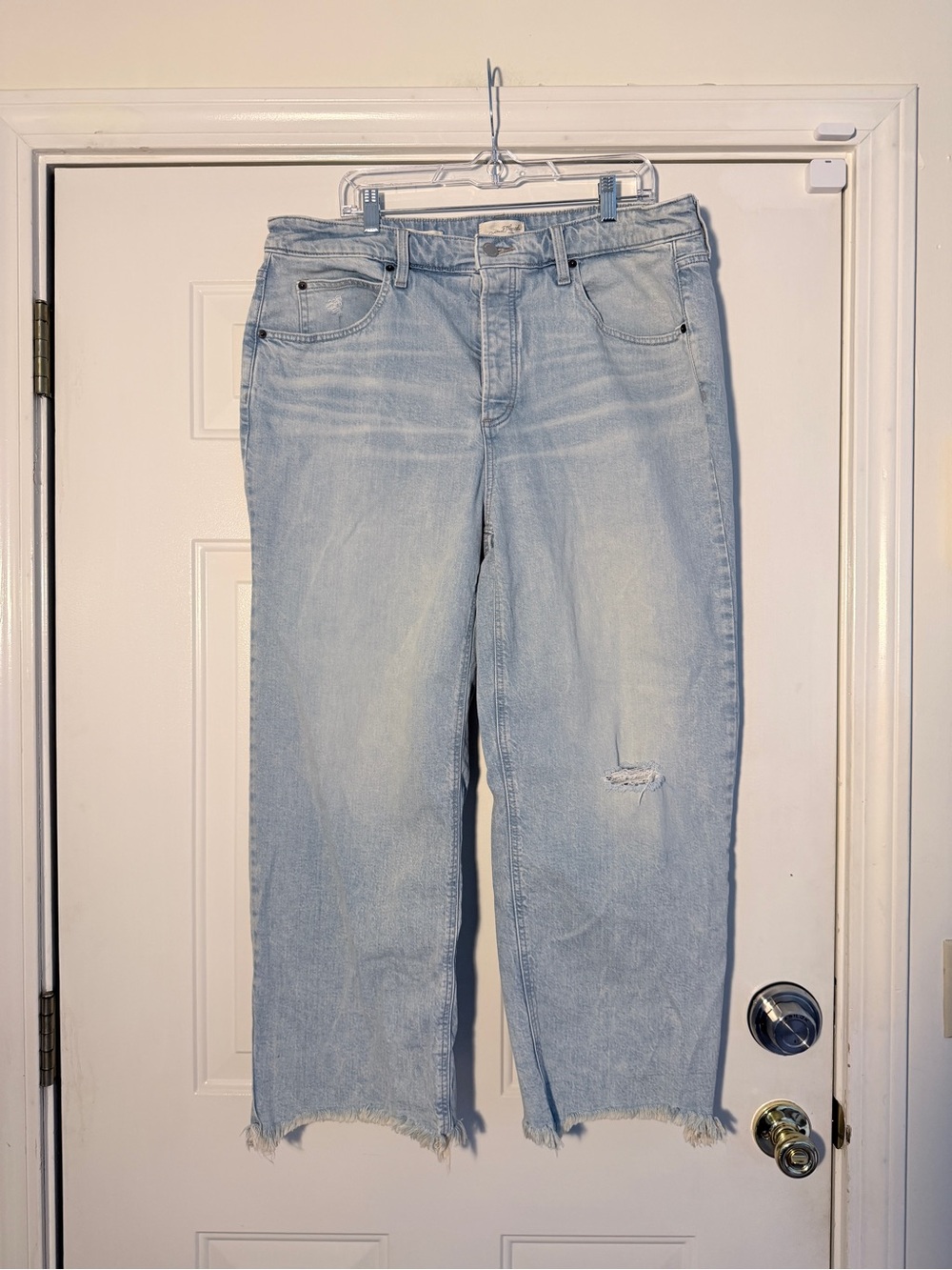Universal Thread Light Blue Straight Distressed Leg Jeans. Sz‎ 17R